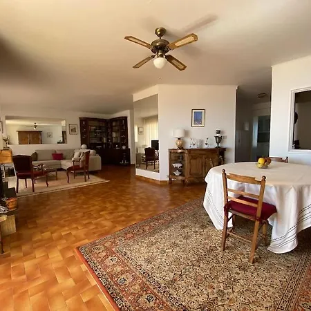 Apt With Terrace & Sea View In Appartement